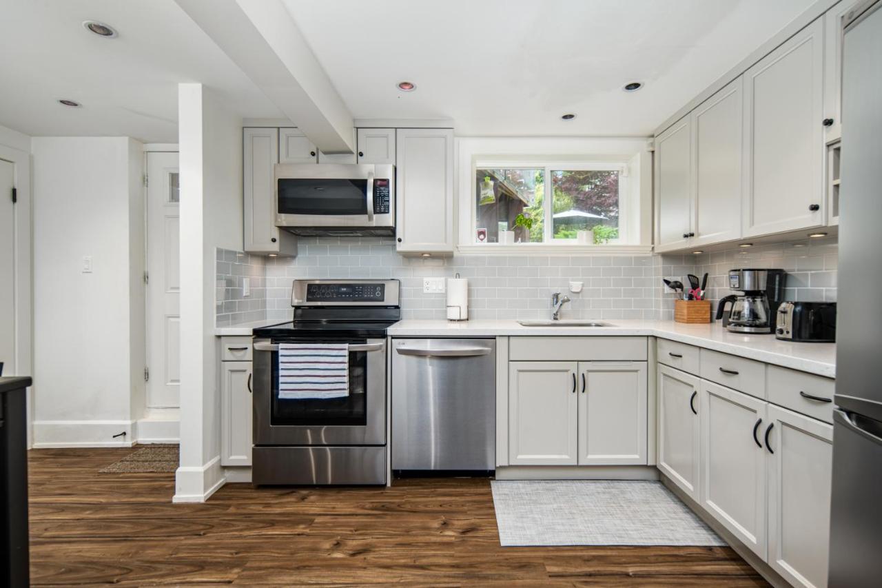 Gorgeous 4 Bedroom Garden Level Suite At Vancouver West & Ubc エクステリア 写真