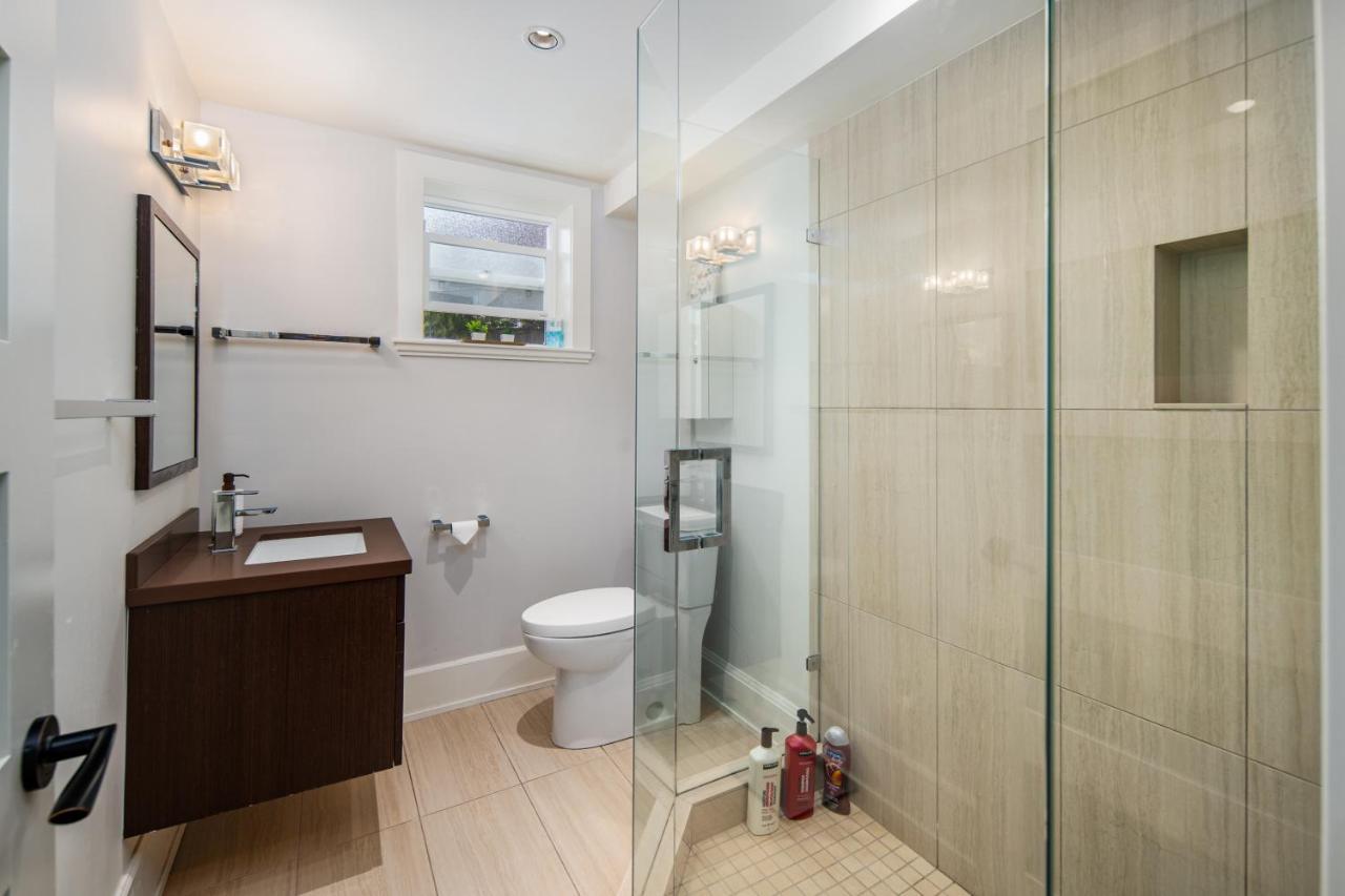 Gorgeous 4 Bedroom Garden Level Suite At Vancouver West & Ubc エクステリア 写真